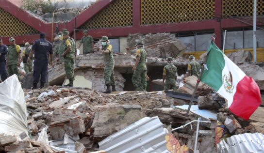 México busca reponerse del sismo; donde van 65 muertos