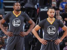 Curry niega que críticas de Durant sobre Under Armour afecten a Warriors