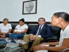 Andrés Navarro se reúne con familia de maestra Ureña y expresa condolencias y solidaridad