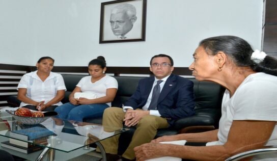 Andrés Navarro se reúne con familia de maestra Ureña y expresa condolencias y solidaridad