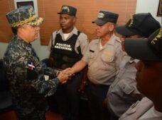 Policía llora al ser reconocido por rechazar soborno