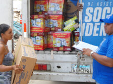 En Samaná y Nagua afectados por huracán Irma reciben ayuda del Gobierno