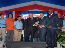 Presidente Danilo Medina entrega dos centros educativos en Santo Domingo Este