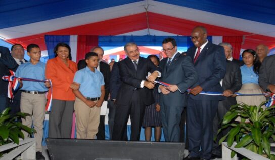 Presidente Danilo Medina entrega dos centros educativos en Santo Domingo Este