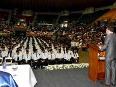 Ministro exhorta a jóvenes profesionales a privilegiar el diálogo y el trabajo en equipo