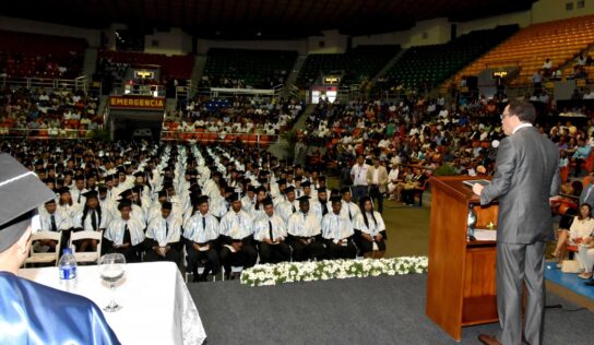 Ministro exhorta a jóvenes profesionales a privilegiar el diálogo y el trabajo en equipo