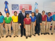 Andrés Navarro presenta nuevos modelos de uniformes de estudiantes para el próximo año escolar