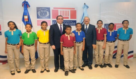 Andrés Navarro presenta nuevos modelos de uniformes de estudiantes para el próximo año escolar