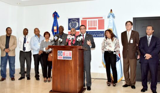 Navarro Informa entra en su fase final evaluación de unos 80 mil maestros para mejorar la educación