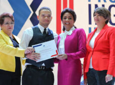 Más de 15 mil jóvenes se gradúan en Programa Inglés por Inmersión del MESCYT; Primera Dama asiste