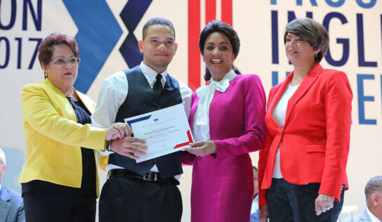 Más de 15 mil jóvenes se gradúan en Programa Inglés por Inmersión del MESCYT; Primera Dama asiste