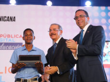Gobierno da inicio a República Digital Educación, cientos de estudiantes reciben laptops