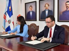 ANDRÉS NAVARRO FIRMA ACUERDO CON MINISTERIO DE LA JUVENTUD PARA EL DESARROLLO INTEGRAL DE LOS ESTUDIANTES DE BACHILLERATO