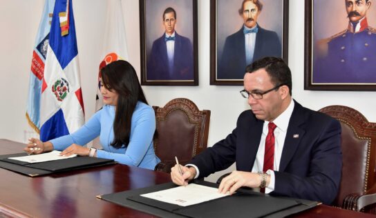 ANDRÉS NAVARRO FIRMA ACUERDO CON MINISTERIO DE LA JUVENTUD PARA EL DESARROLLO INTEGRAL DE LOS ESTUDIANTES DE BACHILLERATO