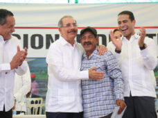 Gobierno salda histórica deuda social con santiagueros: parceleros reciben 1,504 títulos propiedad