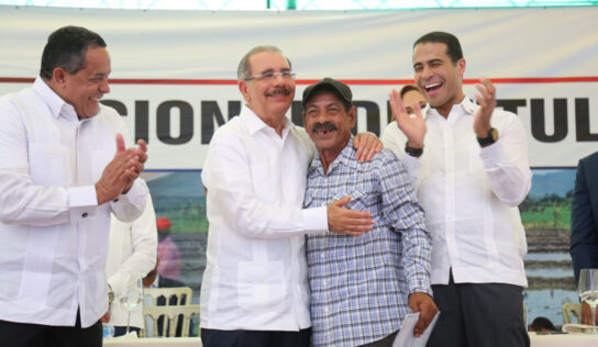 Gobierno salda histórica deuda social con santiagueros: parceleros reciben 1,504 títulos propiedad