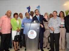 ANDRÉS NAVARRO DISPONE PAGO DE MAS DE RD$318 MILLONES POR INCENTIVOS A MAESTROS POR LA EVALUACIÓN DOCENTE