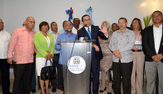 ANDRÉS NAVARRO DISPONE PAGO DE MAS DE RD$318 MILLONES POR INCENTIVOS A MAESTROS POR LA EVALUACIÓN DOCENTE