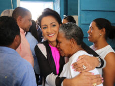 Primera Dama entrega 21 viviendas, remodelación de capilla y asfaltado de calles
