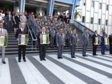 Policía Nacional rinde honor a generales retirados