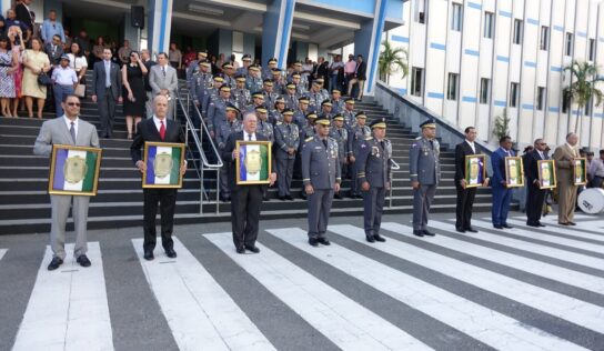 Policía Nacional rinde honor a generales retirados