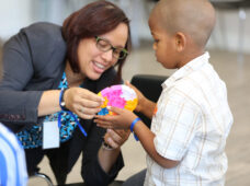 Despacho Primera Dama orienta a padres en convivencia hijos con autismo