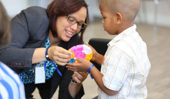 Despacho Primera Dama orienta a padres en convivencia hijos con autismo