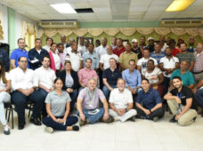 Pequeños pescadores de Pedernales se reúnen con representantes supermercados