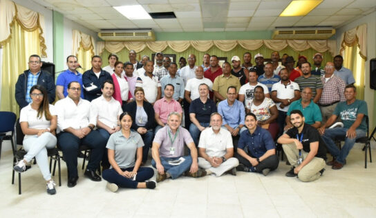 Pequeños pescadores de Pedernales se reúnen con representantes supermercados