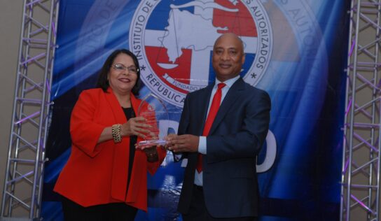 Instituto de Contadores reconoce a la catedrática universitaria Emma Polanco