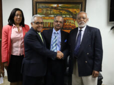 Rafael Sánchez Cárdenas, ministro de Salud Pública, en visita a presidente CMD, Wilson Roa