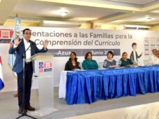 ANDRÉS NAVARRO EMPODERA A LAS FAMILIAS ENTREGANDO EL NUEVO CURRÍCULO ESCOLAR