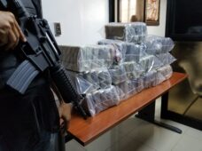DECOMISAN 68 PAQUETES Y 25 LÁMINAS DE COCAINA EN OPERATIVOS DE INTERDICCION
