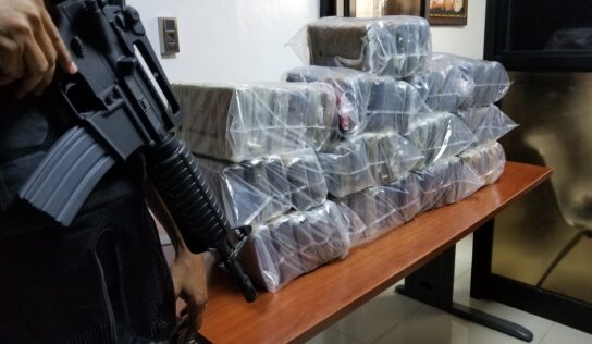 DECOMISAN 68 PAQUETES Y 25 LÁMINAS DE COCAINA EN OPERATIVOS DE INTERDICCION