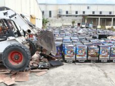 Procuraduría destruye más de 1,000 máquinas tragamonedas y cajones confiscados en operativos simultáneos en todo el país