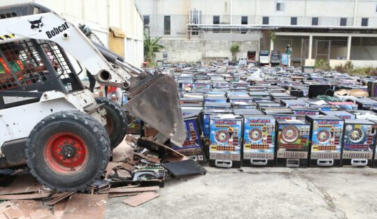 Procuraduría destruye más de 1,000 máquinas tragamonedas y cajones confiscados en operativos simultáneos en todo el país