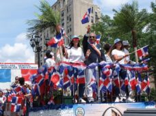 Cónsul Carlos Castillo resalta valores culturales de la dominicanidad exhibidos en la Parada Dominicana de El Bronx