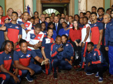 Danilo Medina entrega Bandera Nacional a atletas que participarán en Juegos Centroamericanos y del Caribe de Barranquilla, Colombia