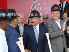 Presidente Danilo Medina asiste a primer palazo complejo Arizona Diamondbacks