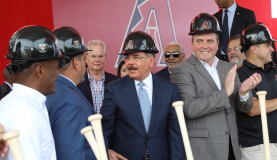 Presidente Danilo Medina asiste a primer palazo complejo Arizona Diamondbacks