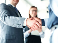 Maestro y estudiante son asesinados en escuela