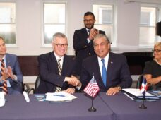 Cónsul en New York firma acuerdo procura proveer de identidades ex confinados dominicanos para facilitarles trabajar en EU