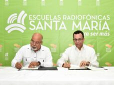 MINISTRO DE EDUCACIÓN ANDRÉS NAVARRO DARÁ MÁS APOYO A ESCUELAS RADIOFÓNICAS SANTA MARÍA