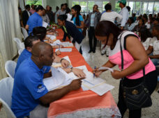 Ministerio de la Presidencia y MESCYT entregan 474 becas a jóvenes Santo Domingo Norte y Monte Plata