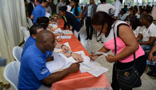Ministerio de la Presidencia y MESCYT entregan 474 becas a jóvenes Santo Domingo Norte y Monte Plata