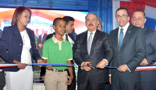 PRESIDENTE DANILO MEDINA ENTREGA DOS MODERNOS CENTROS EDUCATIVOS EN SAN PEDRO DE MACORÍS