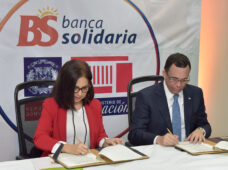 MINISTRO DE EDUCACIÓN ANDRÉS NAVARRO FIRMA ACUERDO CON BANCA SOLIDARIA