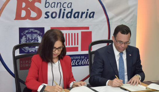 MINISTRO DE EDUCACIÓN ANDRÉS NAVARRO FIRMA ACUERDO CON BANCA SOLIDARIA