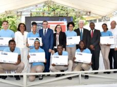 MINISTRO DE EDUCACIÓN ANDRÉS NAVARRO LLEVA REPÚBLICA DIGITAL A ESCUELAS DE BANÍ