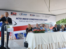 JR Peralta destaca alianza entre Gobierno y Zonas Francas; da primer palazo estancia infantil en PISANO